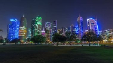 Geceleri Doha 'nın ufuk çizgisi. Yıldızlı gökyüzü Park Timelapse hiperlapse, Katar' dan görünüyor.