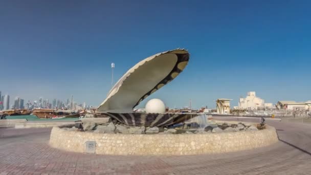 Uma fonte com uma ostra com uma pérola gigantesca dentro de um hiperlapso temporal com o horizonte de Doha por trás — Vídeo de Stock