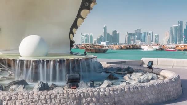 Фонтан, изображающий устрицу с гигантской жемчужиной внутри, с горизонтом Дохи позади — стоковое видео