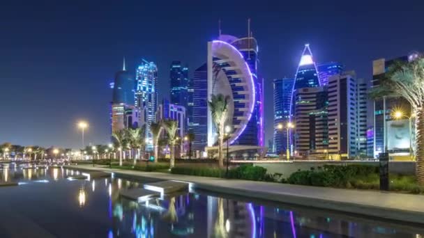 Силуэт Дохи ночью со звёздным небом, видимым с гиперлапса Пак, Катар — стоковое видео