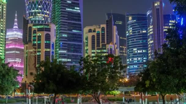 De skyline van Doha 's nachts met sterrenhemel gezien vanaf Park timelapse, Qatar — Stockvideo