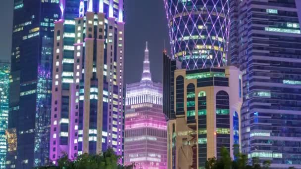 Lo skyline di Doha di notte con cielo stellato visto da Park timelapse, Qatar — Video Stock