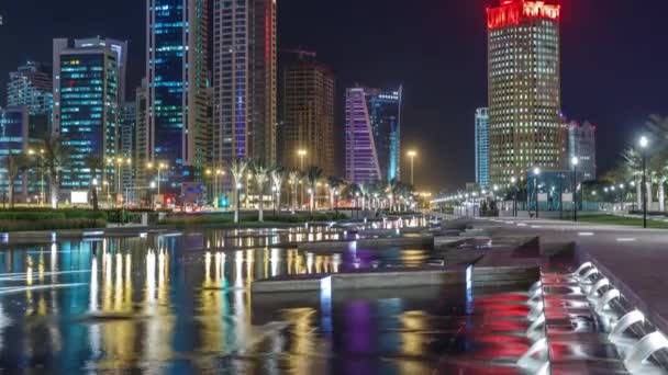 Lo skyline di Doha di notte con cielo stellato visto da Park timelapse, Qatar — Video Stock