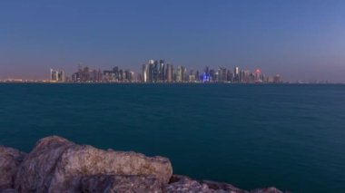 Katar 'da Doha' nın ufuk çizgisi gece gündüz geçiş zamanı