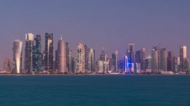 Katar 'da Doha' nın ufuk çizgisi gece gündüz geçiş zamanı