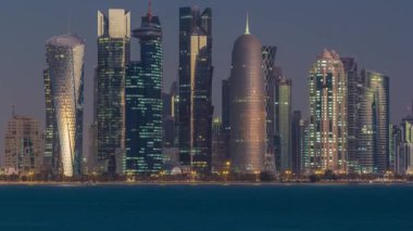 Katar 'da Doha' nın ufuk çizgisi gece gündüz geçiş zamanı