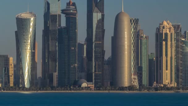 Skyline of Doha timelapse στο Κατάρ πολύ νωρίς το πρωί — Αρχείο Βίντεο