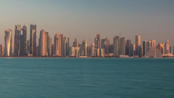 Skyline of Doha timelapse στο Κατάρ πολύ νωρίς το πρωί — Αρχείο Βίντεο