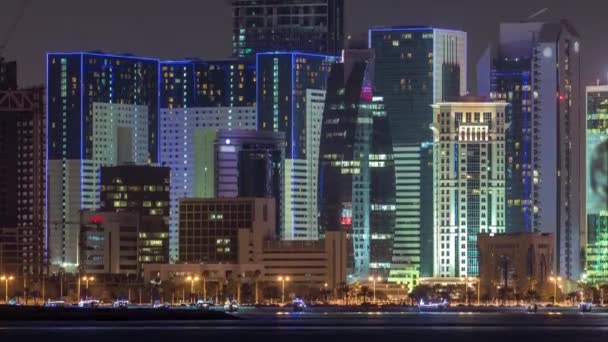 Doha-Wolkenkratzer in der Skyline der Innenstadt im Zeitraffer, Katar, Naher Osten — Stockvideo