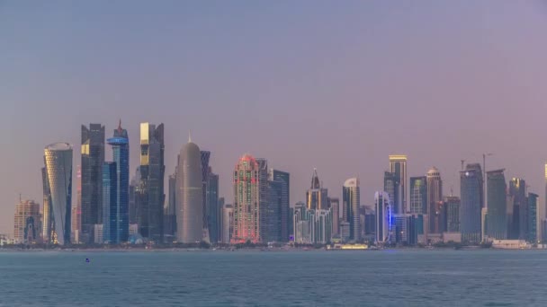 卡塔尔，中东，多哈市中心天际线夜以继日地流逝 — 图库视频影像