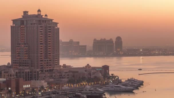 Tarde en el timelapse de día a noche de Pearl-Qatar desde arriba. — Vídeo de stock