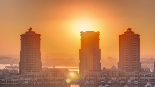 Puesta de sol en el timelapse de Pearl-Qatar desde arriba. — Vídeo de stock