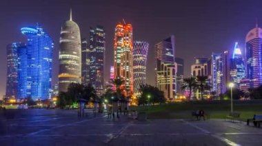Doha 'nın yüksek katlı mahallesinde gece sürati aşırı hızlanıyor.
