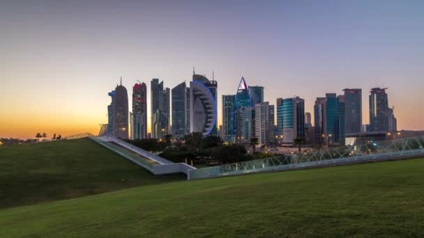 Η πολυώροφη περιοχή της Ντόχα μέρα με τη νύχτα timelapse μετά το ηλιοβασίλεμα — Αρχείο Βίντεο