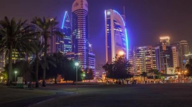 Doha 'nın yüksek katlı bölgesinde gece vakti.