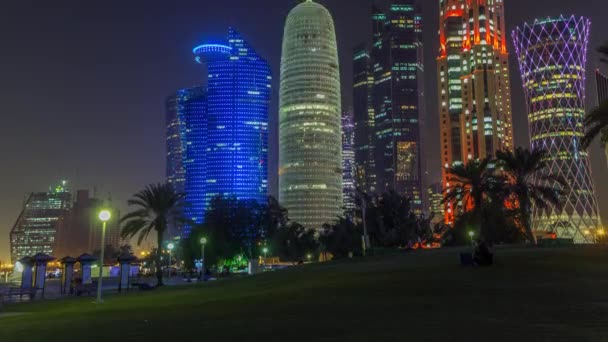 O distrito do arranha-céus de Doha timelapse noite — Vídeo de Stock