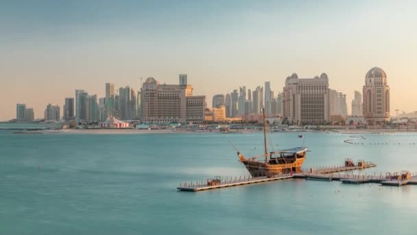 Utsikt från Katara Beach timelapse i Doha, Qatar, mot West Bay och centrum — Stockvideo