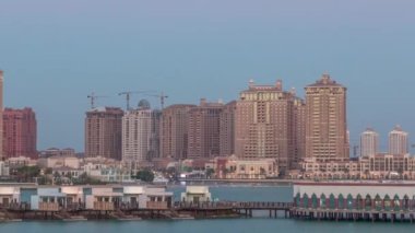 Katara Sahili 'nden gece gündüz görüntüsü Doha Katar' da, İnci 'ye doğru.
