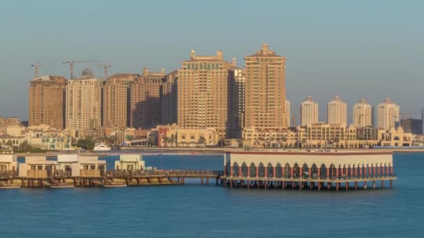 Utsikt från Katara Beach timelapse i Doha, Qatar, mot Pearl. — Stockvideo