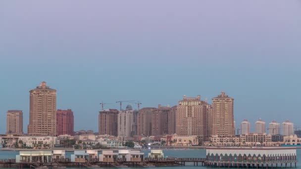 Vista da Katara Beach giorno per notte timelapse a Doha, Qatar, verso la perla — Video Stock