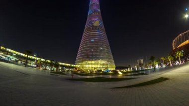Gece Doha Spor Şehri 'ndeki Aspire Kulesi ya da Torch Hotel zaman tüneli. Doha, Katar, Orta Doğu