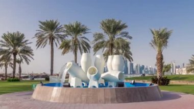 Su kaplarının manzarası Doha 'daki Corniche' de tarihi bir zaman çizelgesi.