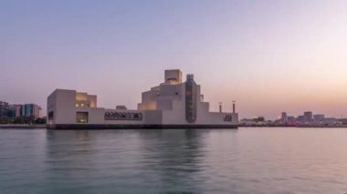Doha 'daki İslami Sanatlar Müzesi günden geceye zaman, Katar