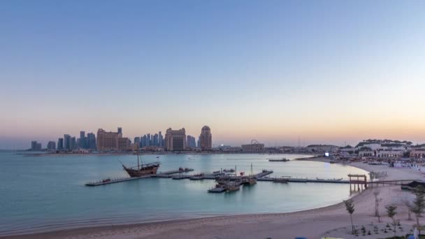 Вид з пляжу Катара день у ніч timelapse в Доха, Катар, в сторону Західної затоки і центр міста — стокове відео