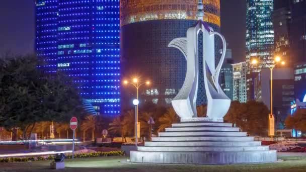 Dallah natt timelapse eller kaffekanna monument som representerar välkommen på Doha Corniche — Stockvideo