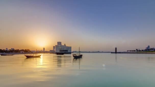 Atardecer cerca del Museo de Arte Islámico en Doha timelapse, Qatar — Vídeos de Stock