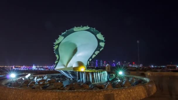 Una fontana con un'ostrica con una perla gigantesca all'interno di un iperlasso temporale notturno con lo skyline di Doha alle spalle — Video Stock