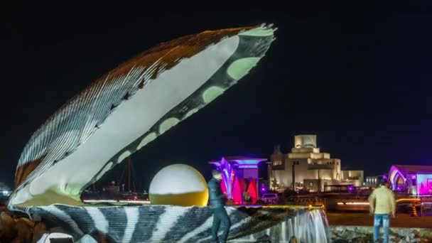 Una fontana con un'ostrica con una perla gigantesca dentro timelapse di notte con lo skyline di Doha dietro — Video Stock