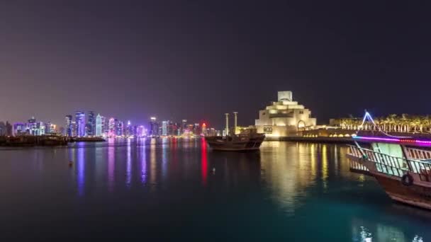 Belo Museu de Arte Islâmica noite timelapse hyperlapse em Doha, Qatar. — Vídeo de Stock