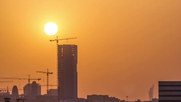 Ένας πύργος στην Ντόχα timelapse, Κατάρ, υπό κατασκευή, σιλουέτα με θέα το ηλιοβασίλεμα. — Αρχείο Βίντεο