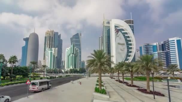 Le quartier de grande hauteur de Doha avec le trafic à l'intersection hyperlapsus timelapse — Video