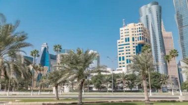 Doha 'nın ufuk çizgisi Park Timelapse, Katar' dan görüldü
