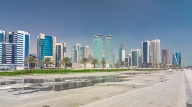 Doha 'nın yüksek katlı bir semti. Çeşme zamanlaması hiperhızlandırılmış.