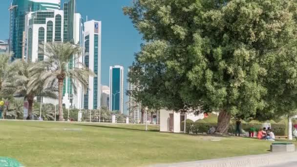 Dohas Corniche in West Bay timelapse, Catar. — Vídeo de Stock