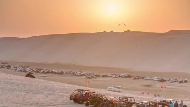 Багги в песчаной пустыне на закате — стоковое видео