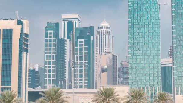Die Skyline von Doha im Zeitraffer vom Park aus gesehen, Katar — Stockvideo