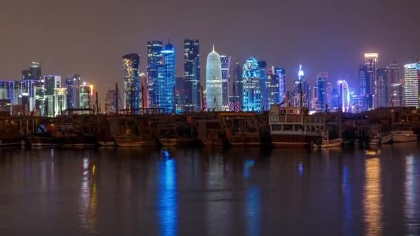 Een panoramisch uitzicht op de oude dhow haven nacht timelapse in Doha, Qatar, met de West Bay skyline op de achtergrond. — Stockvideo