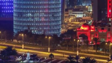 Kahve demliğiyle Doha Corniche anıtı gece zaman dilimi.