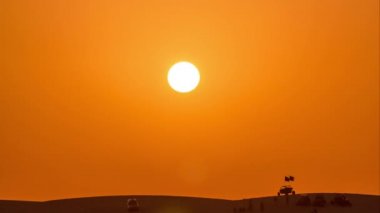 Kum çölünde gün batımında fayton.