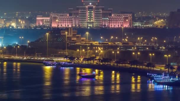 Doha skyline med inrikesministeriet och postkontor natten timelapse. Doha, Qatar, Mellanöstern — Stockvideo