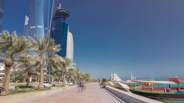 Walk on Dohas Corniche in West Bay timelapse hyperlapse, Katar. — Stock video