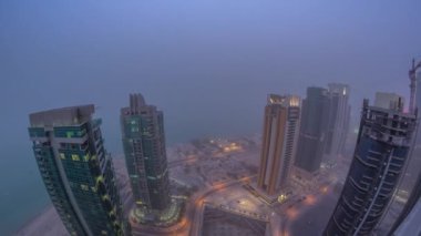 Batı Körfezi bölgesinin ufuk çizgisi Doha 'da günden geceye zaman çizgisi, Katar.