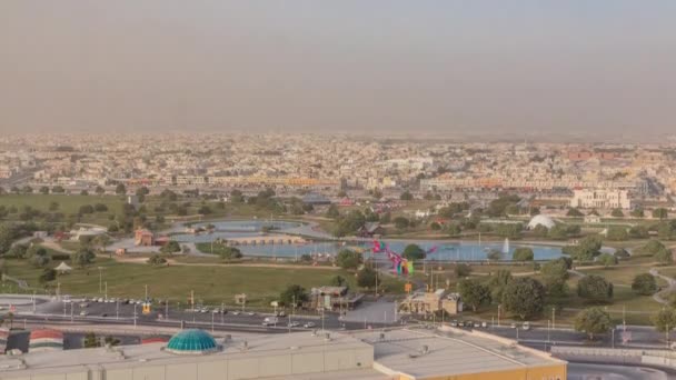 Brug met fontein en meer in het Aspire park timelapse in Doha, Qatar — Stockvideo