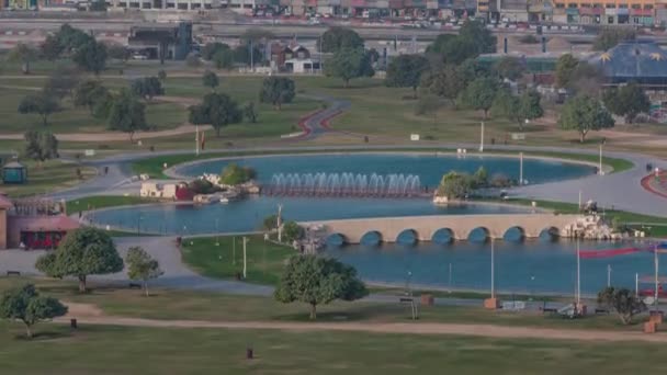 Híd szökőkúttal és tóval az Aspire park időapszisában Dohában, Katarban — Stock videók