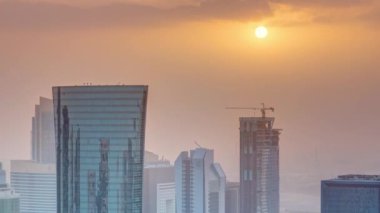 Günbatımında gökdelenler Başkent Katar 'ın ticaret merkezi Doha' nın ufuk çizgisinde.