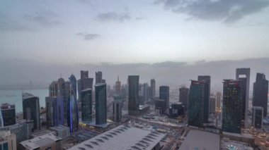 Batı Körfezi bölgesinin ufuk çizgisi Doha 'da günden geceye zaman çizgisi, Katar.